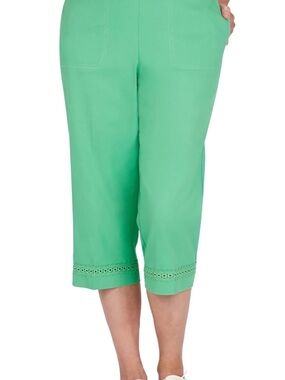 Cropped Eyelet Hem Twill Regular Fit Capris in Lime Size 18